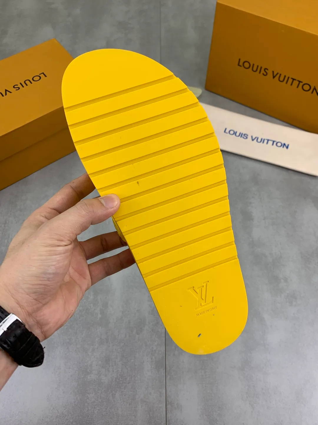 Men's shoes 💰P320 💰[New style]🆘 Original quality [LOUIS VUITTON] The popular Louis Vuitton LV men's slippers on the official website are on sale simultaneously! Original fabric imported from Italy, original factory special supply, code number: 38-44 (45 customized), many colors available